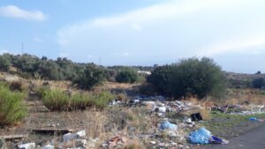 Paternò, discarica illegale in via Lucania (accanto all’istituto agrario): e anche l’asfalto è saltato