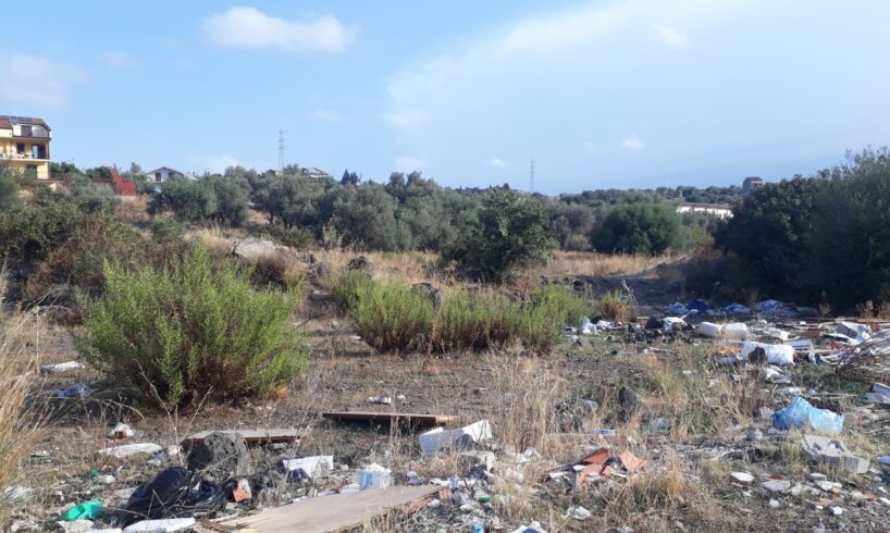 Paternò, discarica illegale in via Lucania (accanto all’istituto agrario): e anche l’asfalto è saltato