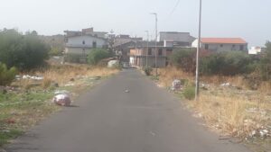 Paternò, discarica illegale in via Lucania (accanto all’istituto agrario): e anche l’asfalto è saltato