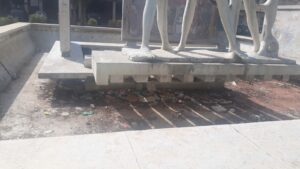 Paternò, il degrado-tour si ferma in Piazza della Regione: la fontana è un deposito di rifiuti