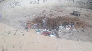 Paternò, il degrado-tour si ferma in Piazza della Regione: la fontana è un deposito di rifiuti