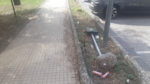 Paternò, il degrado-tour si ferma in Piazza della Regione: la fontana è un deposito di rifiuti