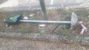 Paternò, il degrado-tour si ferma in Piazza della Regione: la fontana è un deposito di rifiuti