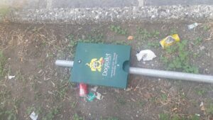 Paternò, il degrado-tour si ferma in Piazza della Regione: la fontana è un deposito di rifiuti