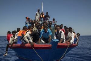 A Lampedusa maxi sbarco di migranti: oltre 500 su vecchio peschereccio