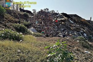 Motta S. Anastasia, sequestrata discarica illegale di rifiuti: denunciati due fratelli