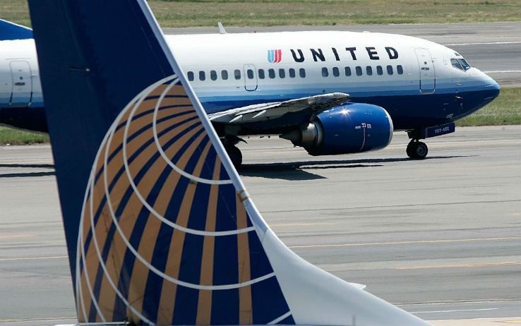 Usa, United Airlines pronta a licenziare 593 dipendenti ‘no vax’: non hanno fornito prova del vaccino