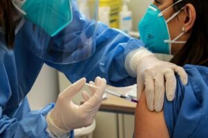 Vaccinazioni, nel distretto sanitario Biancavilla raggiunge quota 75%: seguono Adrano (65,34%) e S. M. di Licodia (65,12%)