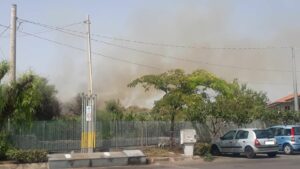Paternò, incendio in c.da Trappetazzo minaccia abitazioni e capannoni commerciali: non si esclude matrice dolosa