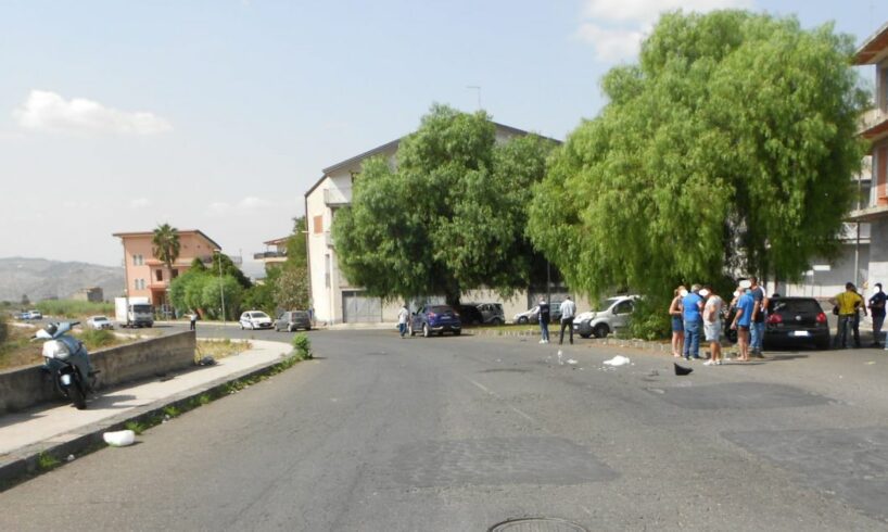 Paternò, scontro tra un’auto e uno scooter tra via dei Coralli e via Delle Gemme: due feriti gravi