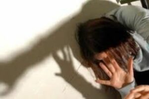 Catania, 28enne indagato per maltrattamenti e lesioni. All’ex convivente: “Appena ti prendo ti rompo tutta”