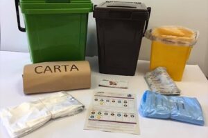 Paternò, in distribuzione i kit per la raccolta differenziata: contenitori, sacchetti e anche calendario e ‘dizionario’