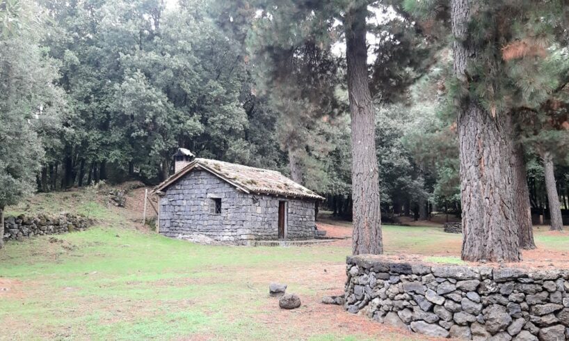 Bronte, il sindaco escursionista alla (ri)scoperta del rifugio ‘La nave’: “Una perla fra querce e castagni”