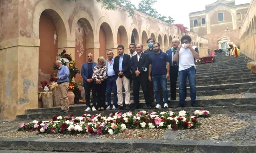 Paternò, l’Infiorata delle polemiche: scalinata al buio e pochi fiori