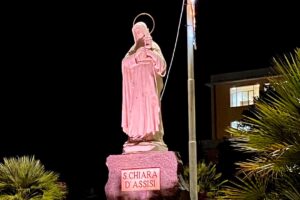 Biancavilla, illuminata di rosa la statua di Santa Chiara: il Comune aderisce alla campagna di prevenzione contro i tumori al seno