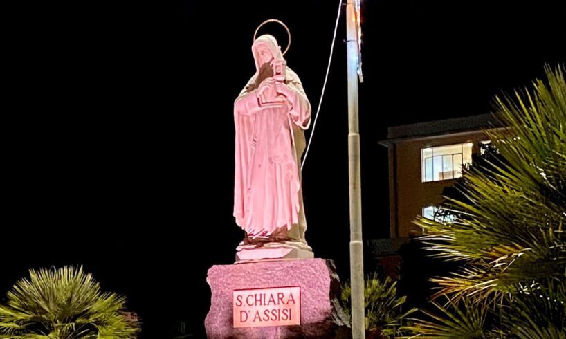 Biancavilla, illuminata di rosa la statua di Santa Chiara: il Comune aderisce alla campagna di prevenzione contro i tumori al seno