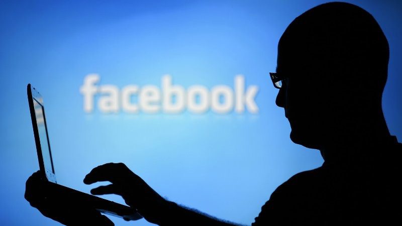 “Facebook amplifica il peggio degli esseri umani”: ex dipendente accusa il 'social' di avere allentato la censura dei messaggio d’odio