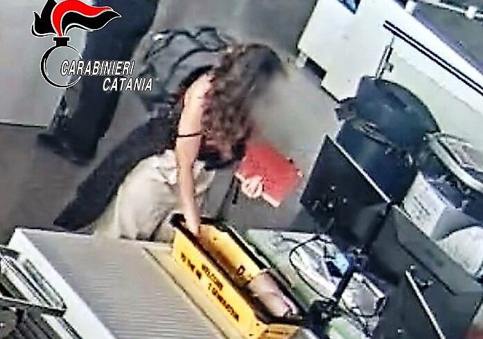Catania, donna di 30 anni ruba tablet in aeroporto: denunciata