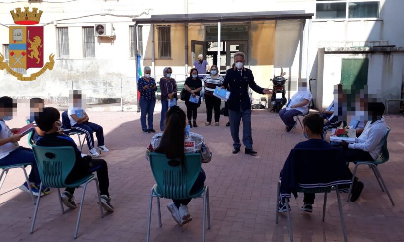 Catania, Polizia Postale incontra gli studenti e regala libro sulla sicurezza nel Web