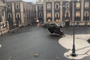 Maltempo, a Catania si contano i danni. Alla Protezione Civile di Adrano rubano motosega durante intervento. Mezzo della 'Misericordia' di Nicolosi distrutto da un albero