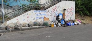 Paternò, i volontari di Plastic Free ripuliscono il piazzale davanti a Casa Coniglio: raccolti 83 kg di rifiuti