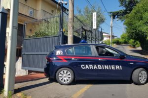 Trecastagni, la cena non gli piace e prende a botte la compagna: 39enne arrestato in flagranza