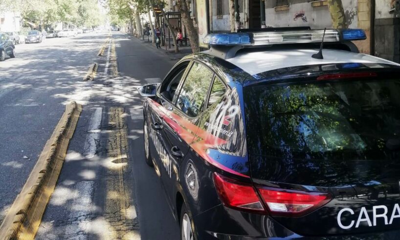 Catania, ombrellate ai passanti e bar danneggiato: arrestato 23enne