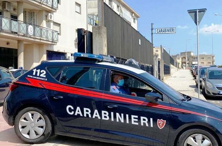 Caltagirone, mette un ‘mi piace’ sul post di un uomo: il marito la prende a calci
