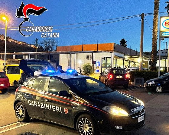 Paternò, ruba pc e iPad dopo aver manomesso il braccialetto: si aggrava misura cautelare per 18enne