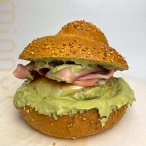 Paternò, apre ‘Minnù’ il panino col tuppo in chiave sicula: prodotto da una ‘ghost kitchen’