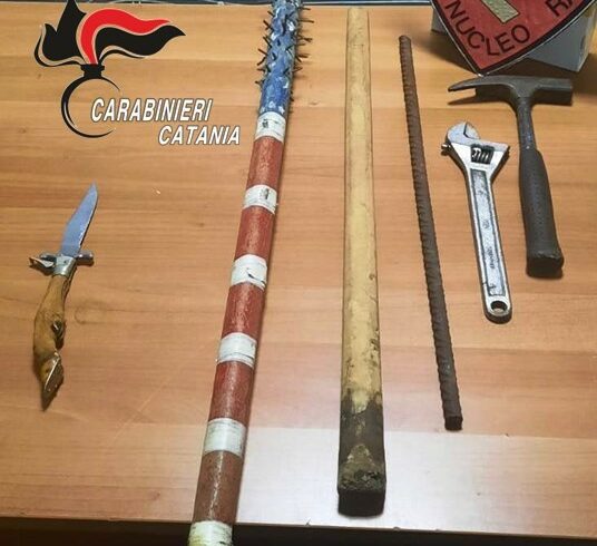 Adrano: mazze, coltelli e martelli per spostarsi a Catania: “E’ per difenderci dalle rapine”. Denunciati in 4