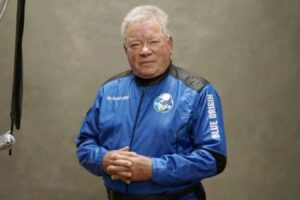 Il Capitano Kirk a 90 anni vola davvero nello Spazio: batte il record di astronauta più anziano