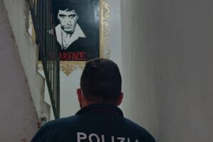 Catania, dipinti e quadri di Scarface in casa del 34enne arrestato per spaccio di droga: i 4 figli minori non vanno a scuola