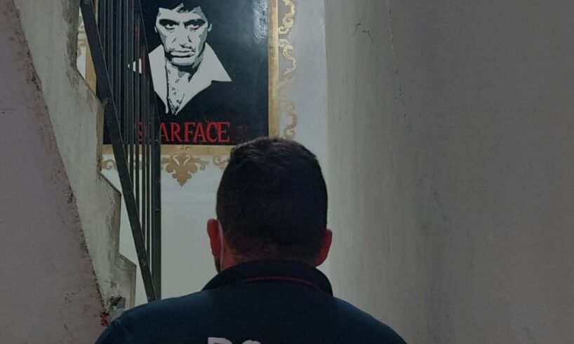 Catania, dipinti e quadri di Scarface in casa del 34enne arrestato per spaccio di droga: i 4 figli minori non vanno a scuola