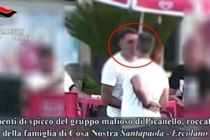 Mafia, operazione ‘Picaneddu’: 15 arresti per droga ed estorsione. Il bacio in bocca dei boss. Sequestrata casa discografica dei neomelodici