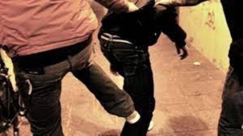Catania, coltellate e pietre contro due giovani davanti a una discoteca di Misterbianco: arrestato minorenne