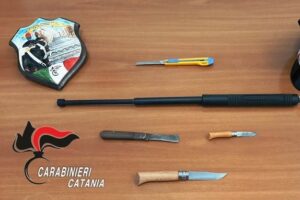 Caltagirone: giravano armati di coltelli, taglierino e manganello telescopico: 3 denunciati