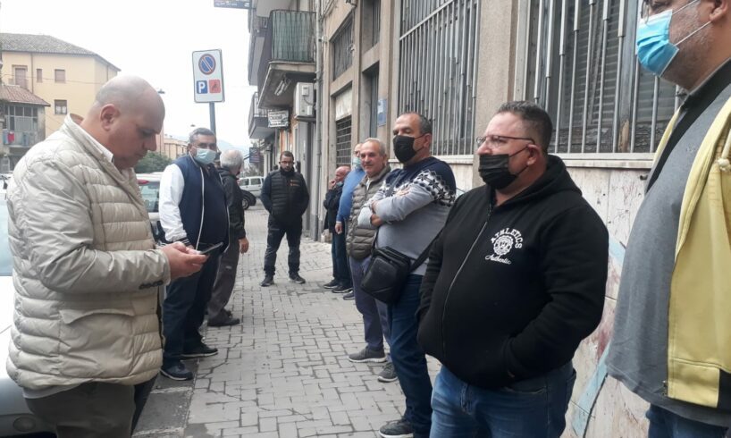 Paternò, da 72 ore manca l’acqua in quattro quartieri: guasto alla condotta. Cittadini furiosi chiamano l'Ama