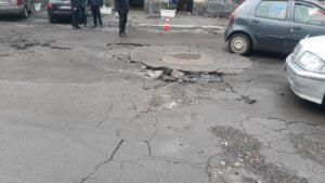 Strade rese dei veri e propri fiumi in piena. Case e negozi allagati in via Vittorio Emanuele, in Piazza  Santa Barbara, Piazza Umberto; in particolare in Via Gessai alle spalle di palazzo Alessi, l’acqua è entrata dentro le abitazioni.