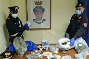 Giarre, nascondevano droga in casa: denunciati due fratelli e un 82enne
