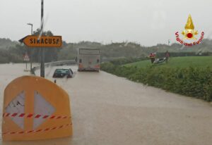 Maltempo a Catania, nell’Asse dei Servizi intervengono i sommozzatori dei Vigili del Fuoco: automobilisti dentro le vetture invase dall’acqua