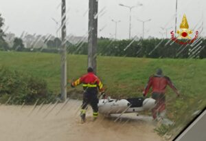 Maltempo a Catania, nell’Asse dei Servizi intervengono i sommozzatori dei Vigili del Fuoco: automobilisti dentro le vetture invase dall’acqua