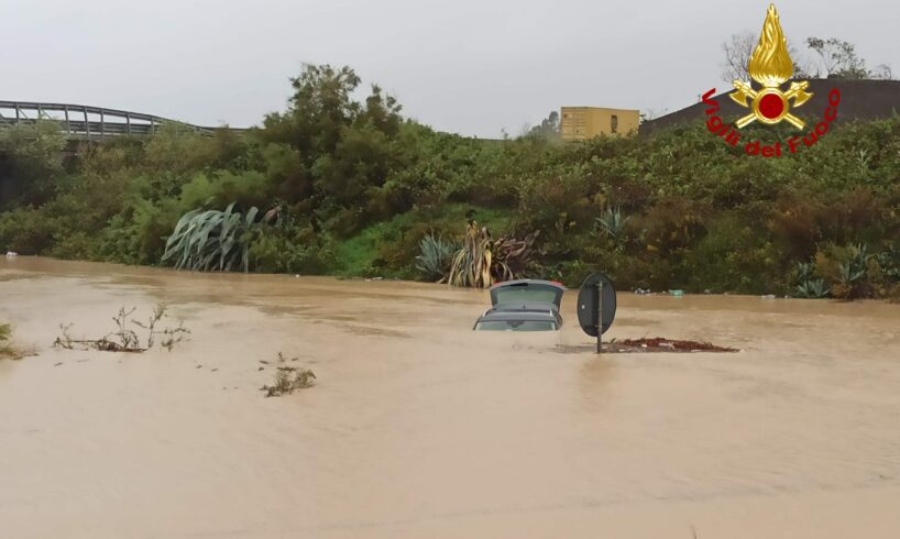 Maltempo a Catania, nell’Asse dei Servizi intervengono i sommozzatori dei Vigili del Fuoco: automobilisti dentro le vetture invase dall’acqua