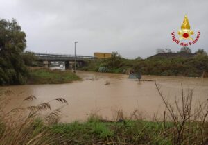 Maltempo a Catania, nell’Asse dei Servizi intervengono i sommozzatori dei Vigili del Fuoco: automobilisti dentro le vetture invase dall’acqua