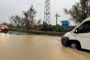 Maltempo, scuole chiuse ad Adrano, Biancavilla, Paternò, Belpasso e S. M. di Licodia: dai sindaci inviti alla cautela