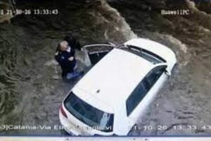 Maltempo a Catania, Giuseppe il poliziotto dal cuore impavido salva un 67enne dall’alluvione (VIDEO)
