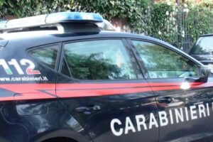 Giarre, ruba due smartphone a giovane dopo averlo preso a a pugni e schiaffi: 20enne denunciato