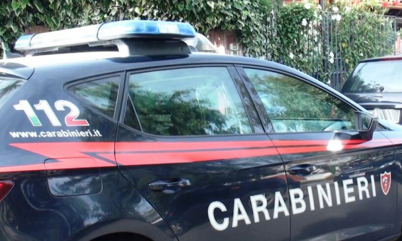 Giarre, ruba due smartphone a giovane dopo averlo preso a a pugni e schiaffi: 20enne denunciato