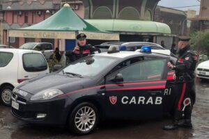 Giarre, ruba dolciumi ed elettrodomestici dentro il chiosco chiuso per il maltempo: 19enne arrestato in flagranza