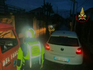 Catania, a Vaccarizzo i sommozzatori dei Vigili del Fuoco della Puglia salvano coppia in auto: al Villaggio Delfino